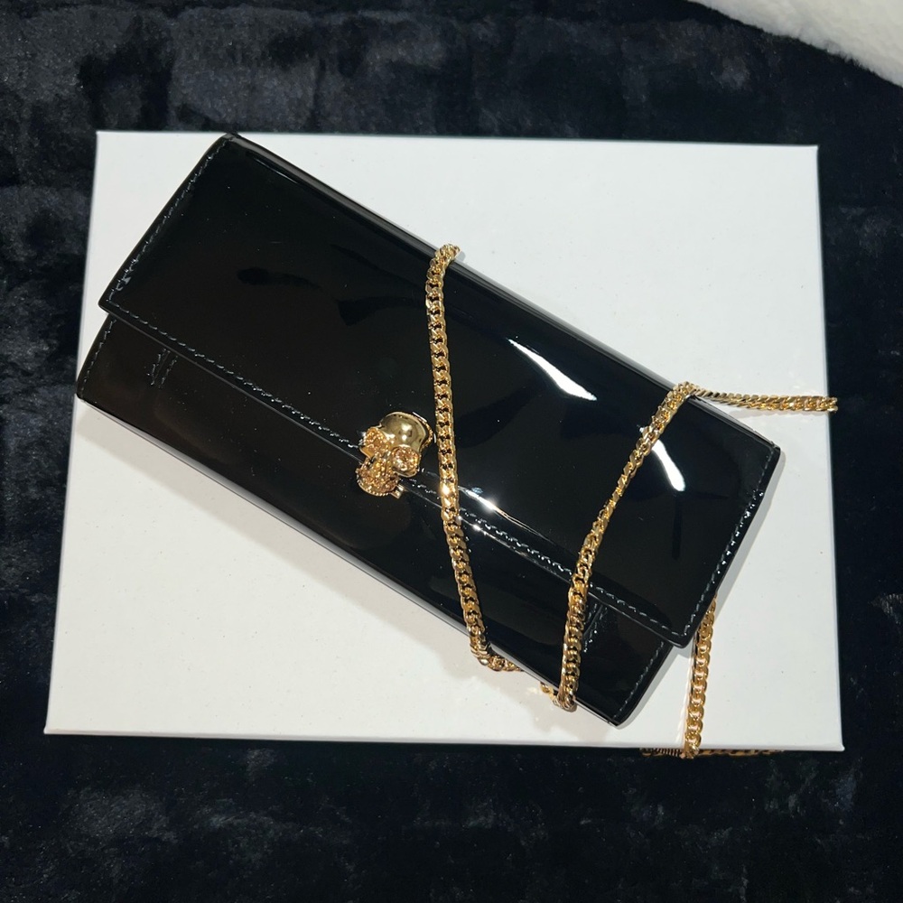 ALEXANDER MCQUEEN
Patent Skull Wallet on Chain Black